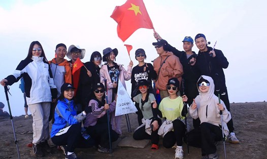 Du khách check-in trên đỉnh Tà Chì Nhù. Ảnh: Thanh Ba