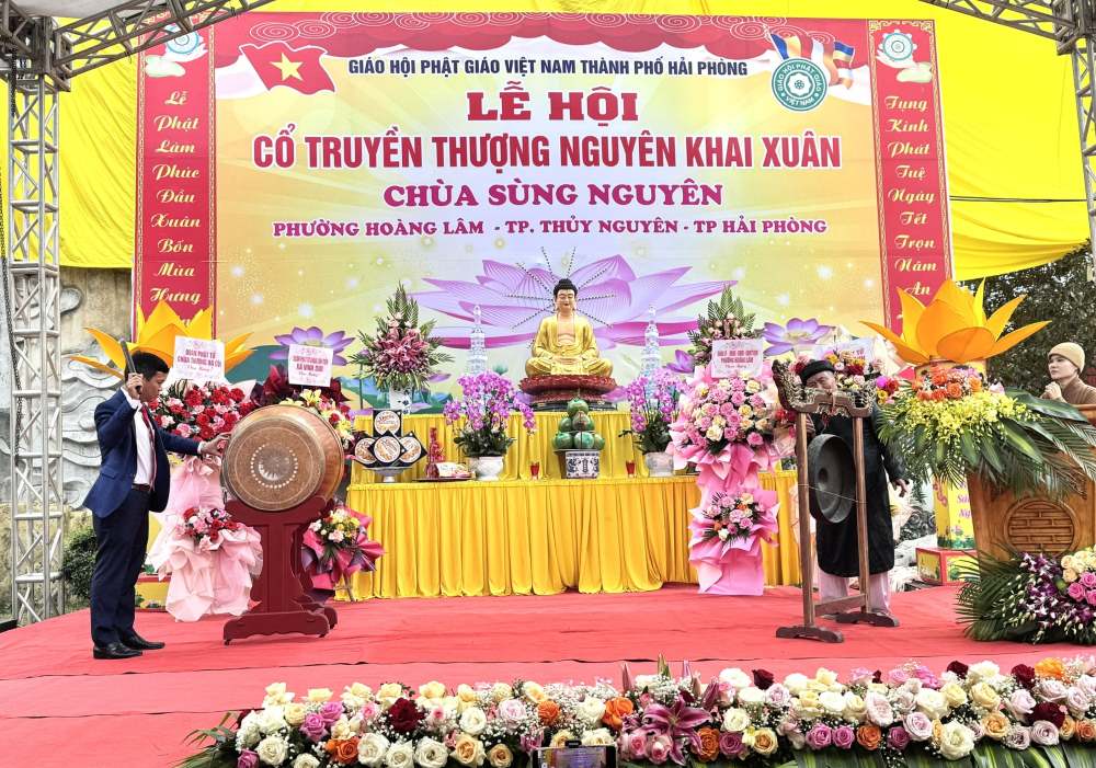 The Organizing Committee played drums to open the festival, and invited the gongs to open the ceremony. Photo: Thuy Nguyen Portal, Hai Phong