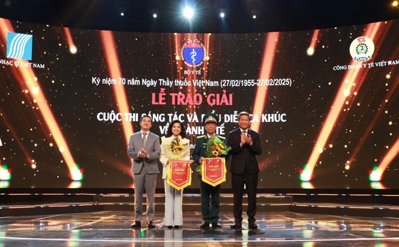 Vice President of the Vietnam General Confederation of Labor Huynh Thanh Xuan (far right) and Deputy Minister of Health Tran Van Thuan presented awards to the authors. Photo: VGCL