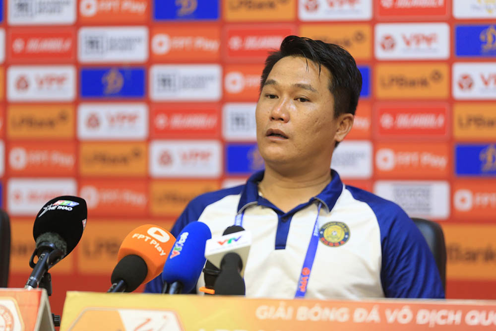 Assistant Mai Xuan Hop of Thanh Hoa club attended the press conference after the match with Ho Chi Minh City. Photo: Thanh Vu