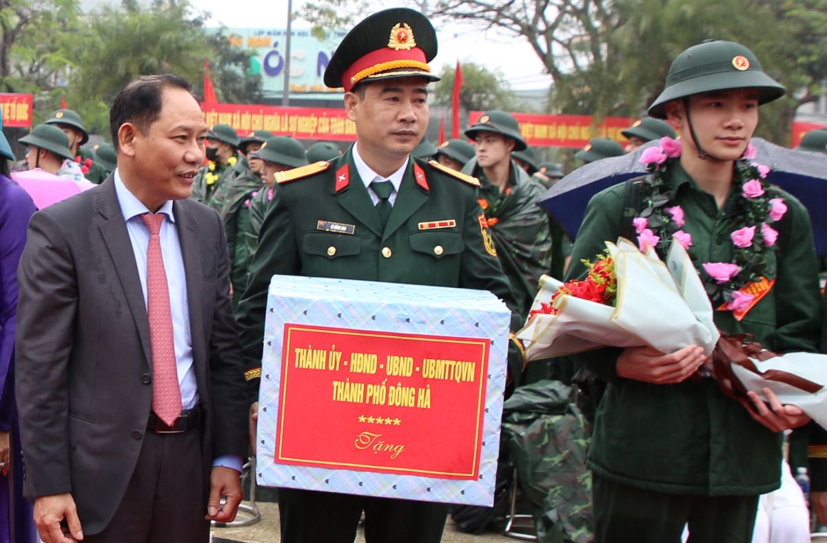 Mr. Le Nguyen Hong (left cover of the photo) has 4 years of service but still applied for retirement. Photo: Hung Tho