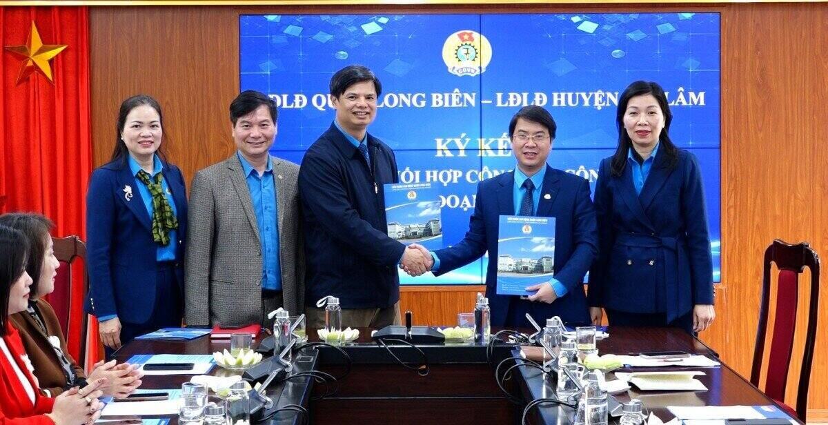 The coordination regulations between the Long Bien District Labor Federation and the Gia Lam District Labor Federation for the period 2025 - 2028 were signed to effectively perform the role of protecting workers. Photo: Trade Union