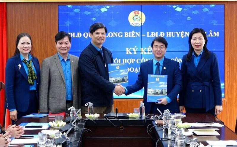 The coordination regulations between the Long Bien District Labor Federation and the Gia Lam District Labor Federation for the period 2025 - 2028 were signed to effectively perform the role of protecting workers. Photo: Trade Union