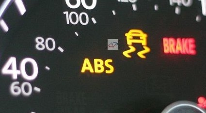 The yellow ABS light that indicates a failure of the car's brake pad system is one of the errors that were failed in the inspection. Photo: Kim Thuy