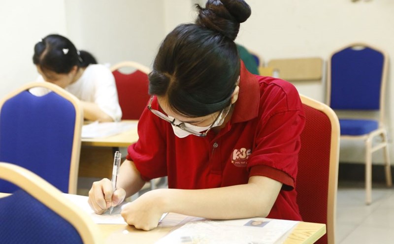 Candidates taking the Hanoi National University of Education's competency assessment exam. Photo: Thanh Hang