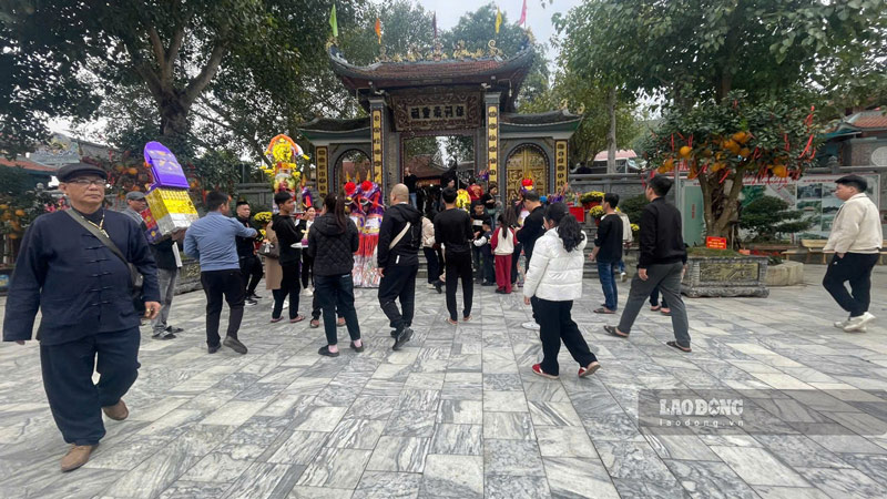 Tap nap nguoi ra, ke vao tai Den Bao Ha dip dau xuan.