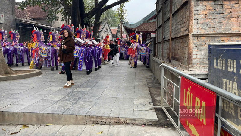 Nhung hang dai ngua le cua nguoi dan dang cung trong den.