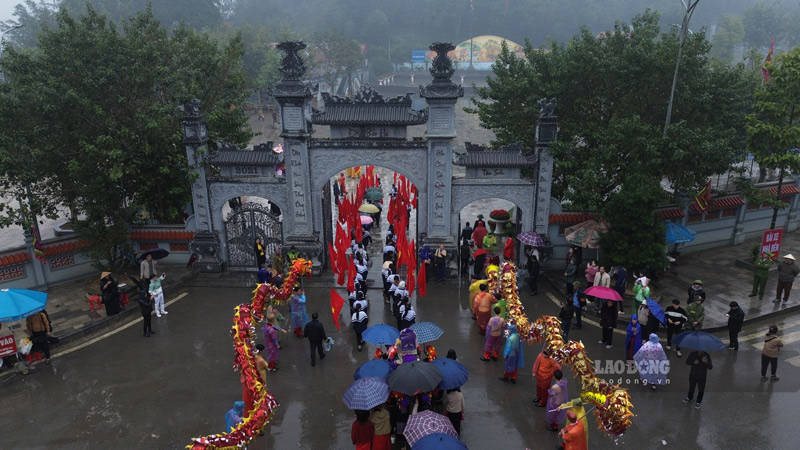 Nguoi dan, du khach di le theo doan ruoc kieu tu Den Co Tan An sang Den Bao Ha. Anh: Dinh Dai