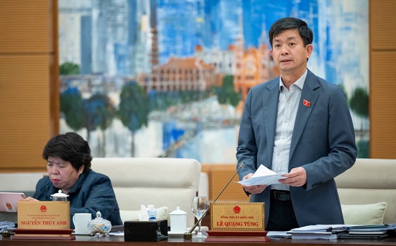 The National Assembly Standing Committee issued a resolution on personnel to remove Mr. Le Quang Tung (standing) from the position of Head of the XV National Assembly Delegation of Quang Tri Province due to a job transfer. Photo: Quochoi.vn