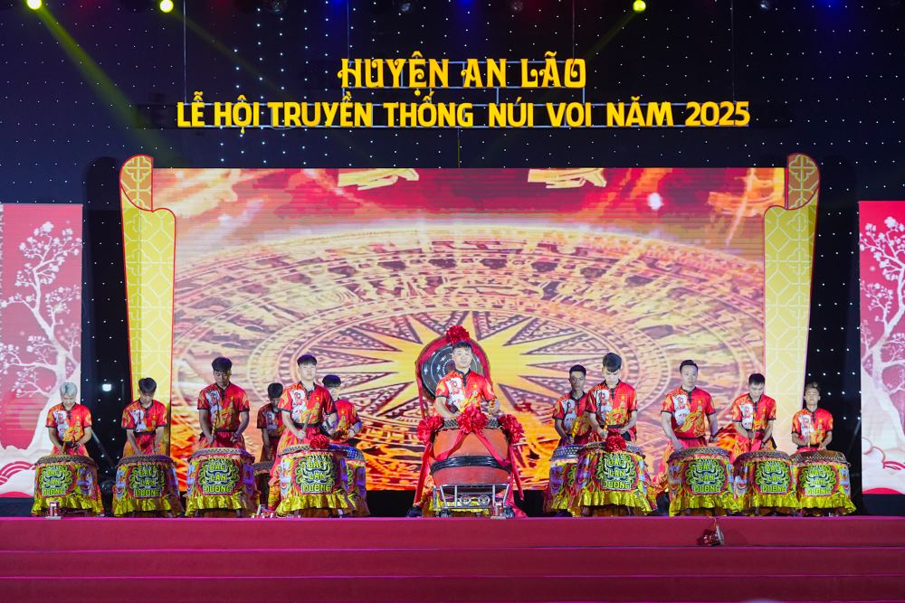 An Lao District, Hai Phong opens the 2025 Elephant Mountain traditional festival. Photo: Dam Thanh