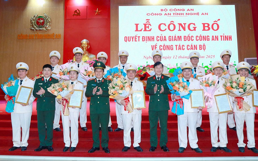 Nghe An Provincial Police officers receive early retirement decisions. Photo: Nghe An Provincial Police