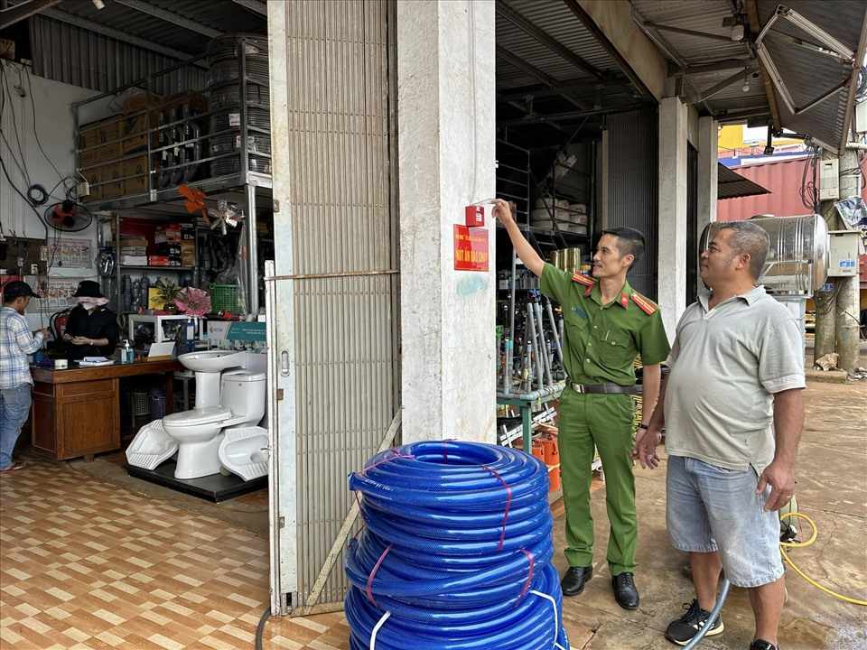 Mo hinh “To lien gia an toan phong chay va chua chay” duoc trien khai o khu dan cu huyen Krong Buk. Anh: Bao Trung