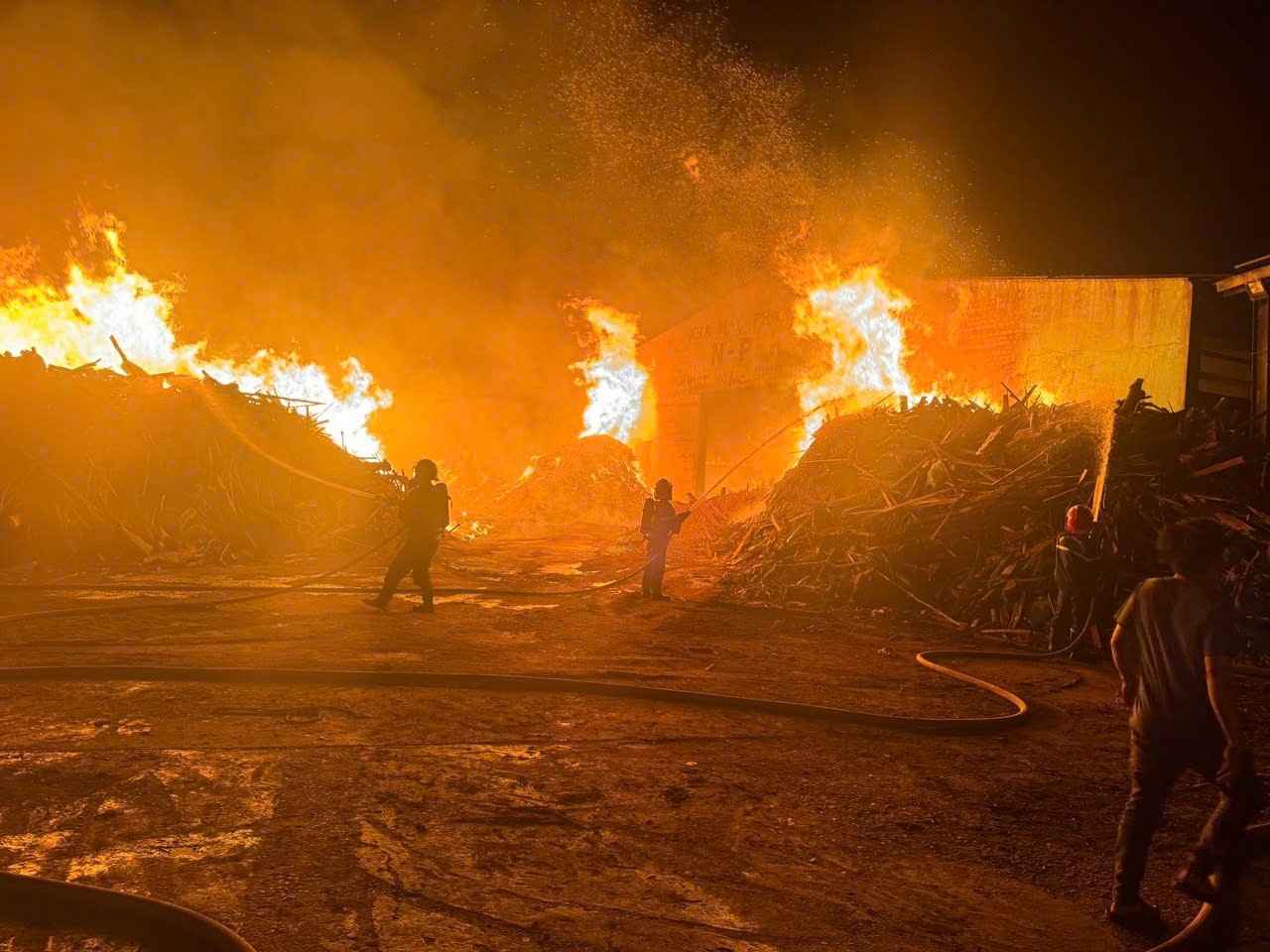 Scene of a major fire at Viet Hoa NB Fertilizer Trading Joint Stock Company (Dak Lak) in January 2025. Bao Trung