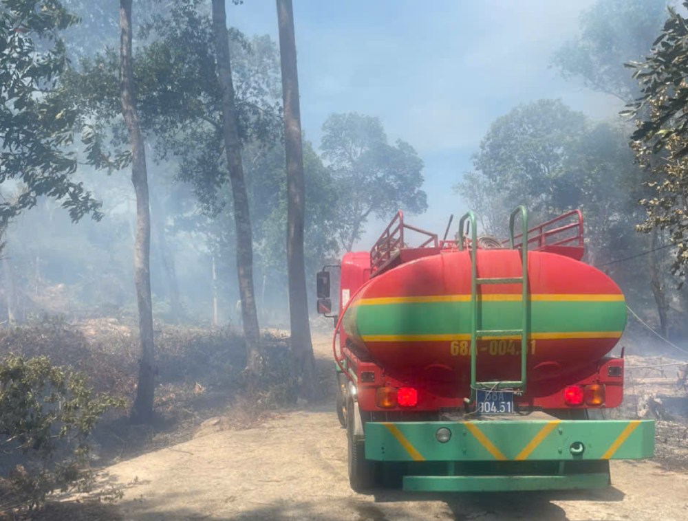 If people do not accompany and work together to preserve it, it is impossible to have enough human and material resources to continuously extinguish fires in many areas. Photo: Phu Quoc National Park
