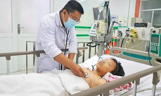 Bác sĩ điều trị cho bệnh nhi bị đuối nước. Ảnh: BVCC