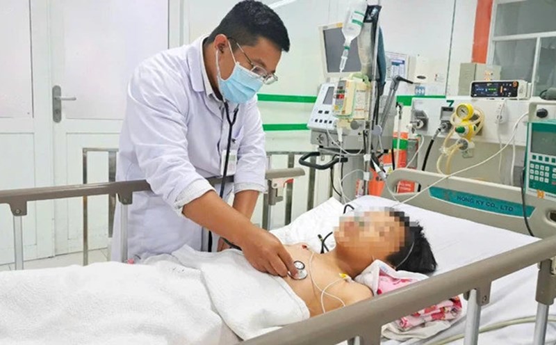 Doctor treating a child who drowned. Photo: BVCC