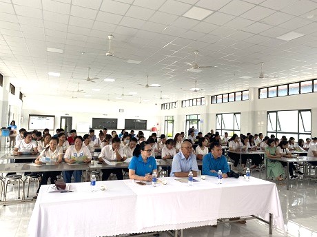 Union members and workers in Dak Lak were disseminated by the union the Law on Social Insurance. Photo: Bao Trung