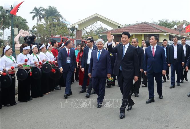 Politburo member and President Luong Cuong attended the Spring Beauty Festival in all regions of the country. Photo: VNA