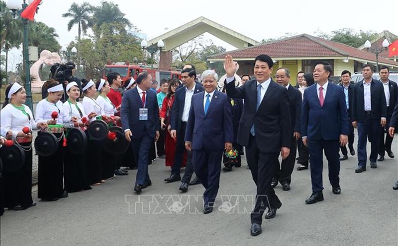 Politburo member and President Luong Cuong attended the Spring Beauty Festival in all regions of the country. Photo: VNA