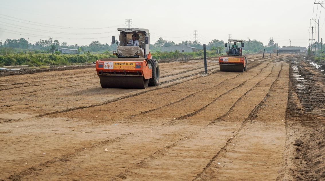 Construction of Chau Doc - Can Tho - Soc Trang Expressway. Photo: Phuong Anh