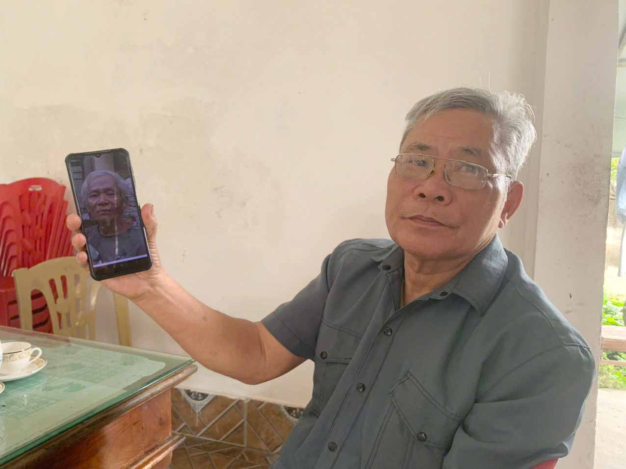 Mr. Thung shared his joy after decades of losing contact, now his younger brother, Mr. Khoa, has been brought back to Vietnam. Photo: Tran Tuan.