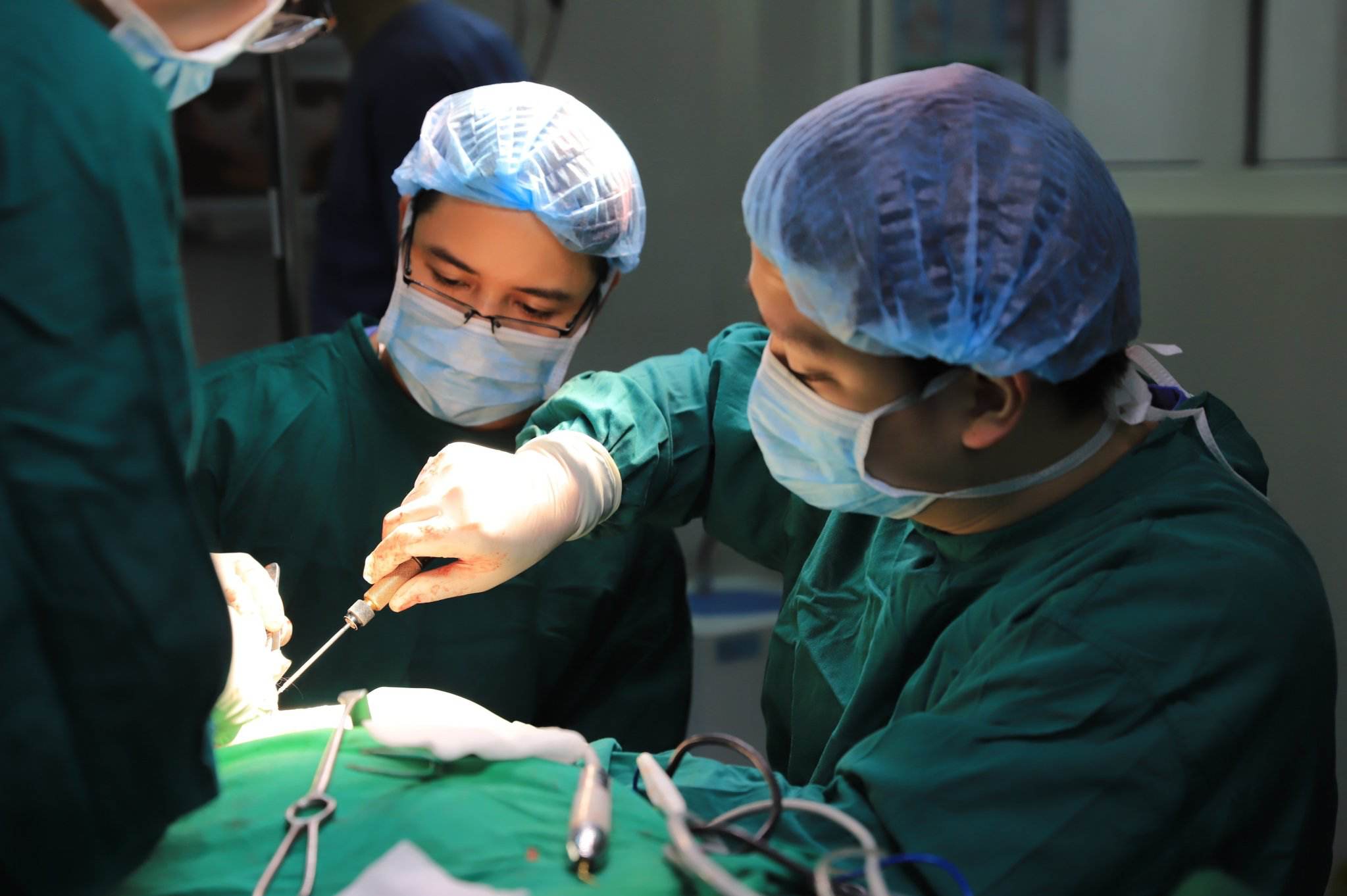 The Ministry of Health has just officially transferred the right to grant an operating license and register to practice medical examination and treatment to the locality. In the photo is a doctor performing a surgery. Photo: Thuy Linh