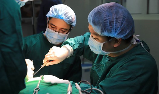 Bộ Y tế vừa chính thức chuyển quyền cấp phép hoạt động, đăng ký hành nghề khám chữa bệnh về địa phương. Trong ảnh là bác sĩ đang thực hiện một ca phẫu thuật. Ảnh: Thùy Linh