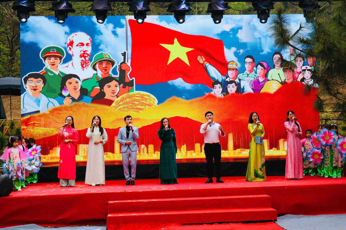 The singing of workers at the Con Son - Kiep Bac Spring Festival 2025. Photo: Mai Huong