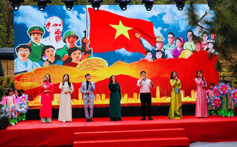 The singing of workers at the Con Son - Kiep Bac Spring Festival 2025. Photo: Mai Huong