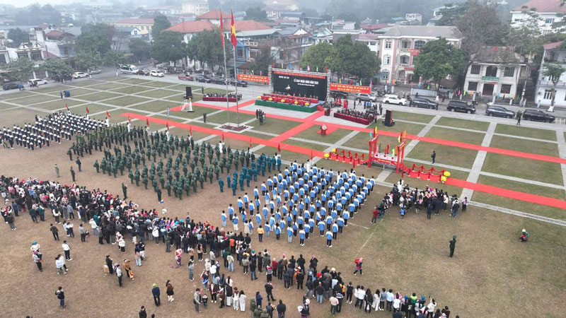 Hon 1.000 tan binh cua toan tinh Lao Cai da dong loat nhap ngu trong sang 15.2. Anh: Thanh Phu