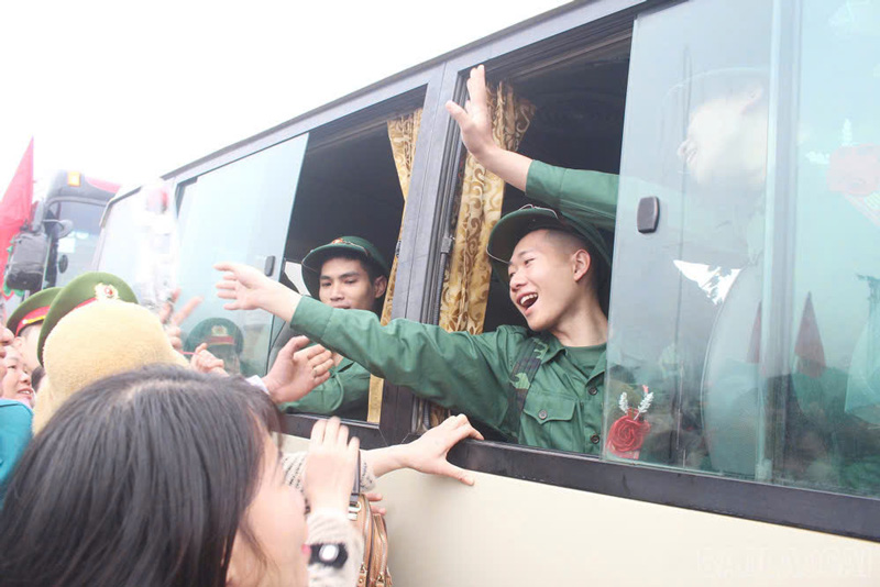 Cac binh si chia tay nguoi than de len duong nhap ngu. Anh: Thanh Phu