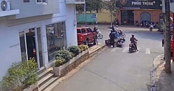 Hiện trường vụ anh T bị 2 đối tượng hành hung sau va chạm giao thông. Ảnh: Bảo Trung