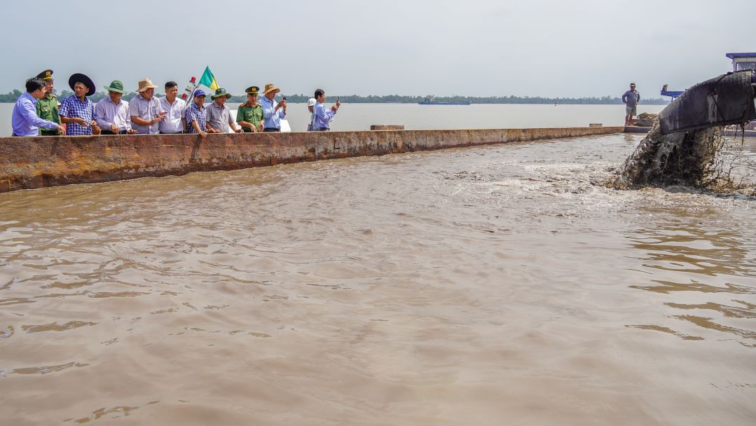 Lanh dao tinh Soc Trang da nhieu lan truc tiep den cac mo cat de kiem tra, don doc va kip thoi thao go nhung kho khan, vuong mac trong qua trinh khai thac.