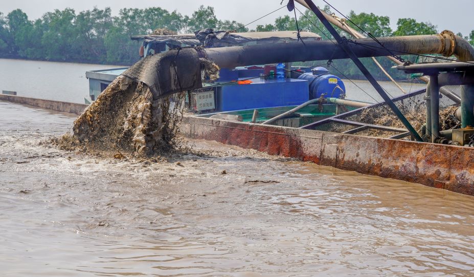 Tai mo cat MS 03 do Tong Cong ty Xay dung so 1 – CTCP dang khai thac phuc vu goi thau so 12 thuoc Du an thanh phan 4 hien co 4 tau hut va 33 phuong tien van chuyen. Trung binh hang ngay khai thac khoang 1.670 m3.