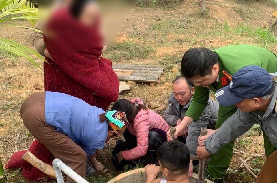 Rescued the old lady who fell into a deep well. Photo: Tuyen Quang Police