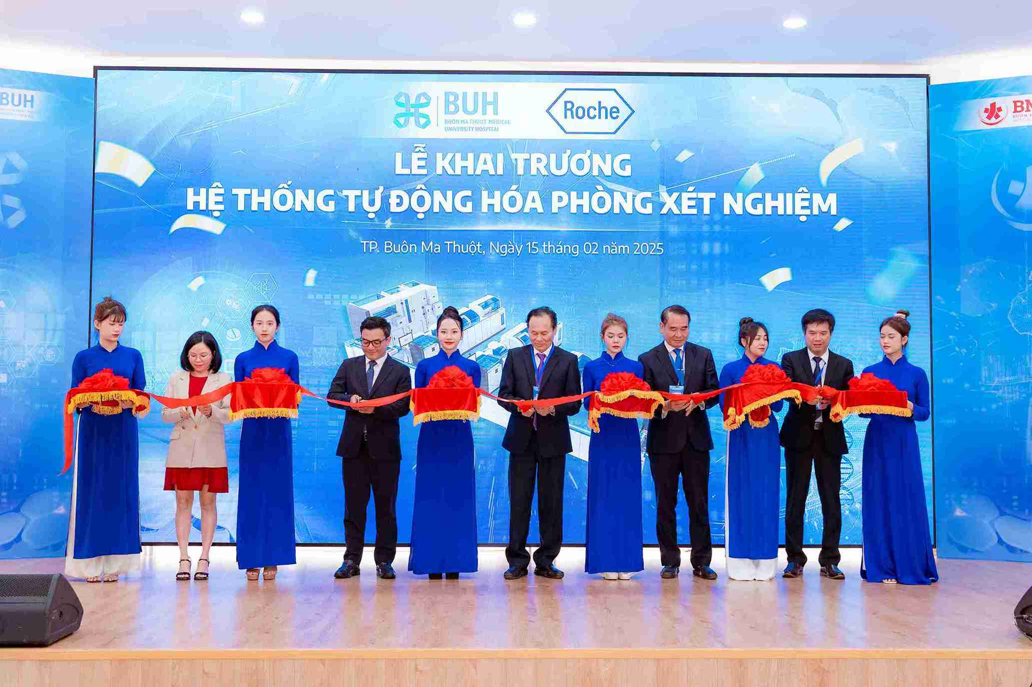 Buon Ma Thuot University of Medicine and Pharmacy Hospital (Dak Lak province) launches an automated laboratory. Photo: Long Du