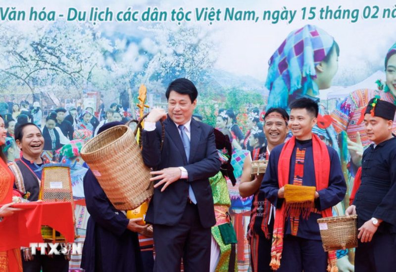 Chu tich nuoc Luong Cuong voi dong bao cac dan toc tai ngay hoi. Anh: Lam Khanh/TTXVN 