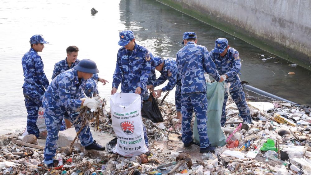 Đoàn viên, hội viên các cơ quan, đơn vị BTL Vùng Cảnh sát biển 4 tham gia nhặt rác, vệ sinh môi trường biển. Ảnh: BTL Vùng CSB4