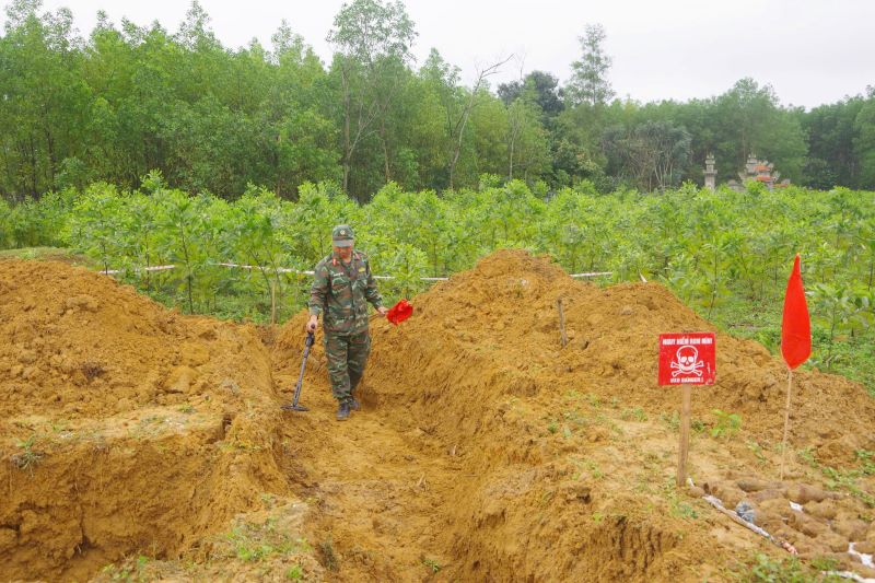 The engineering force searched for explosives at the location where the bullet find was discovered. Photo: Huu Thinh