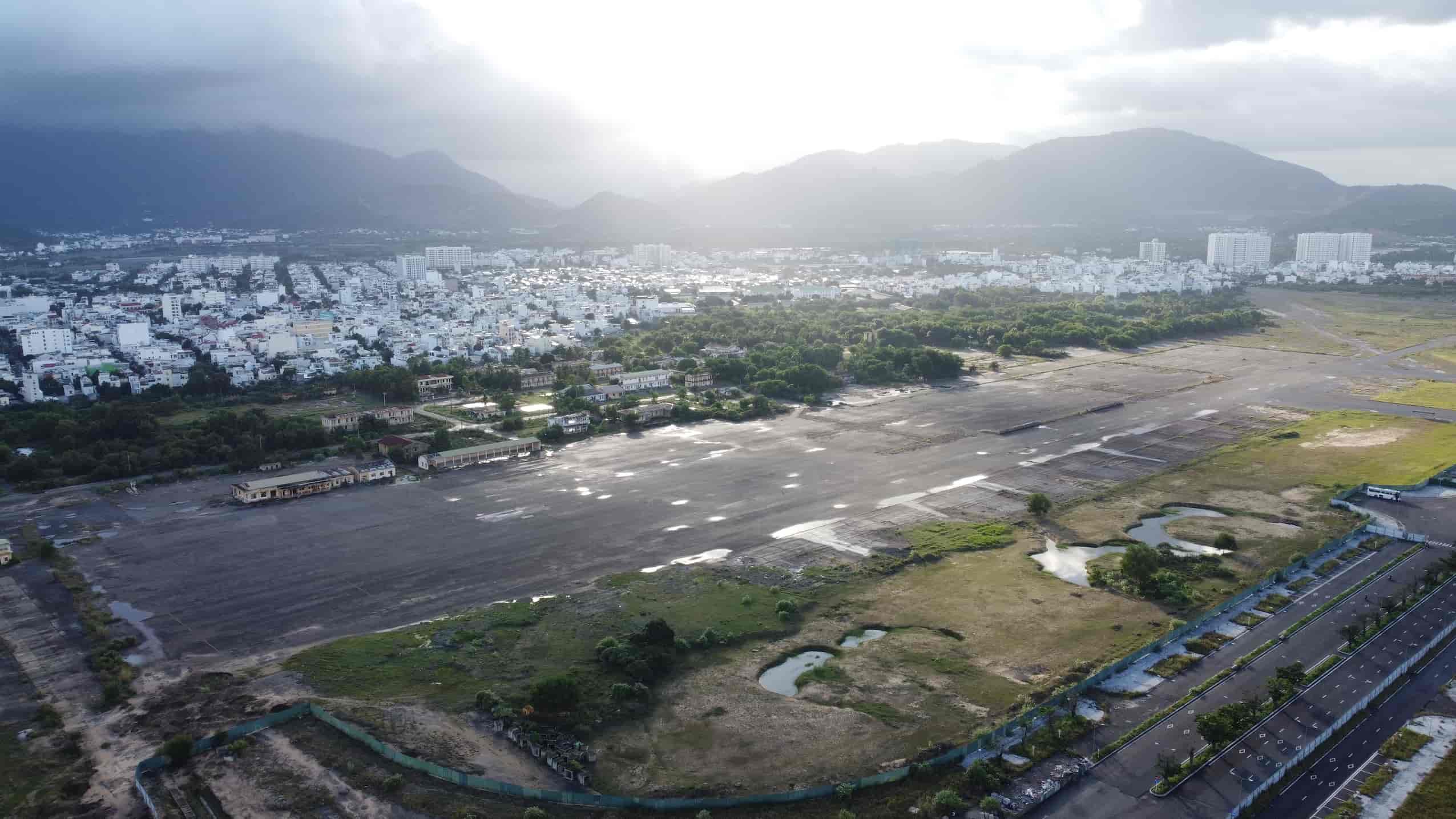 San bay Nha Trang da duoc dia phuong giao choTap doan Phuc Son tu nam 2015 va sau do, doanh nghiep da phan lo ban nen thu hang nghin ti. Anh: Huu Long 