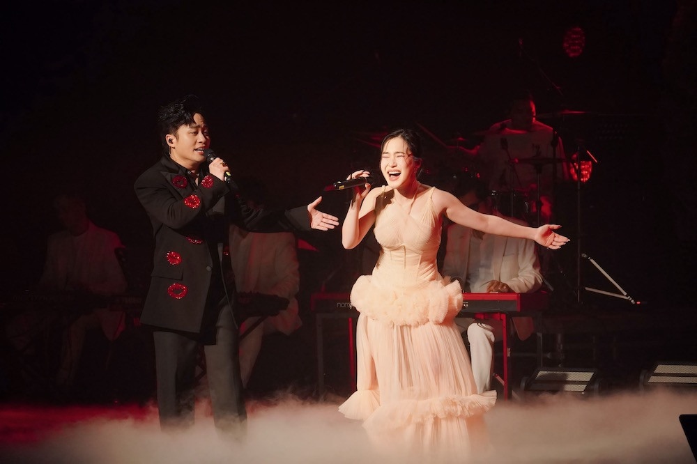 Tung Duong and Huong Tram had a special duet at the Valetine music night. Photo: Organizing Committee