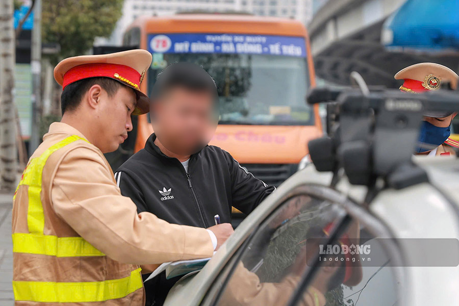 Ghi nhan trong ca lam viec cua to cong tac thuoc Doi CSGT duong bo so 6, hang loat phuong tien xe khach va ca xe buyt da bi dung kiem tra, lap bien ban xu phat do co hanh vi dung do sai quy dinh, chay “rua bo” don/tra khach...