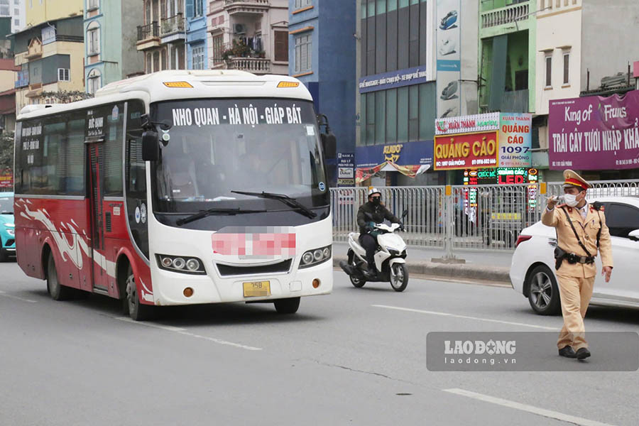 Tai cua ngo phia Nam, noi tap trung cac ben xe Nuoc Ngam, Giap Bat, to cong tac thuoc Doi CSGT duong bo so 14 cung da xu ly hang chuc truong hop xe khach co hanh vi vi pham chay “rua bo” don khach, dung do sai quy dinh...