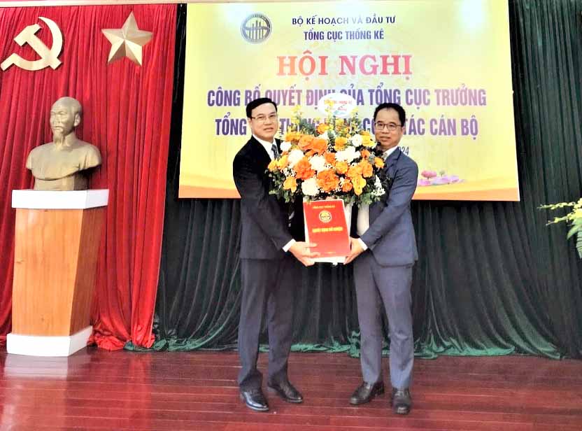 Mr. Khong Van Thang (left) when taking up the position of Acting Director of the Department of Statistics of Bac Ninh province. Photo: Bac Ninh Statistical Office