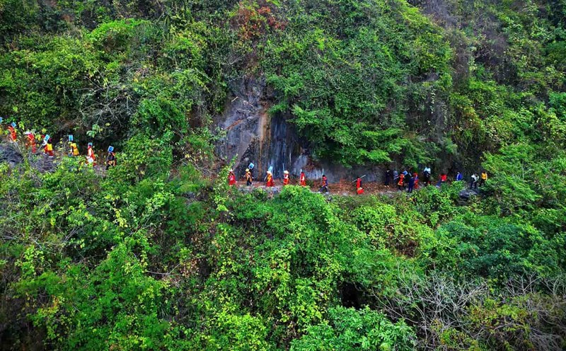 Cat Don Cave in Gia Hung Commune, Gia Vien District, Ninh Binh has a strange phenomenon. Every year, sand is splashed out the cave entrance and then pulled back inside. Photo: Nguyen Truong