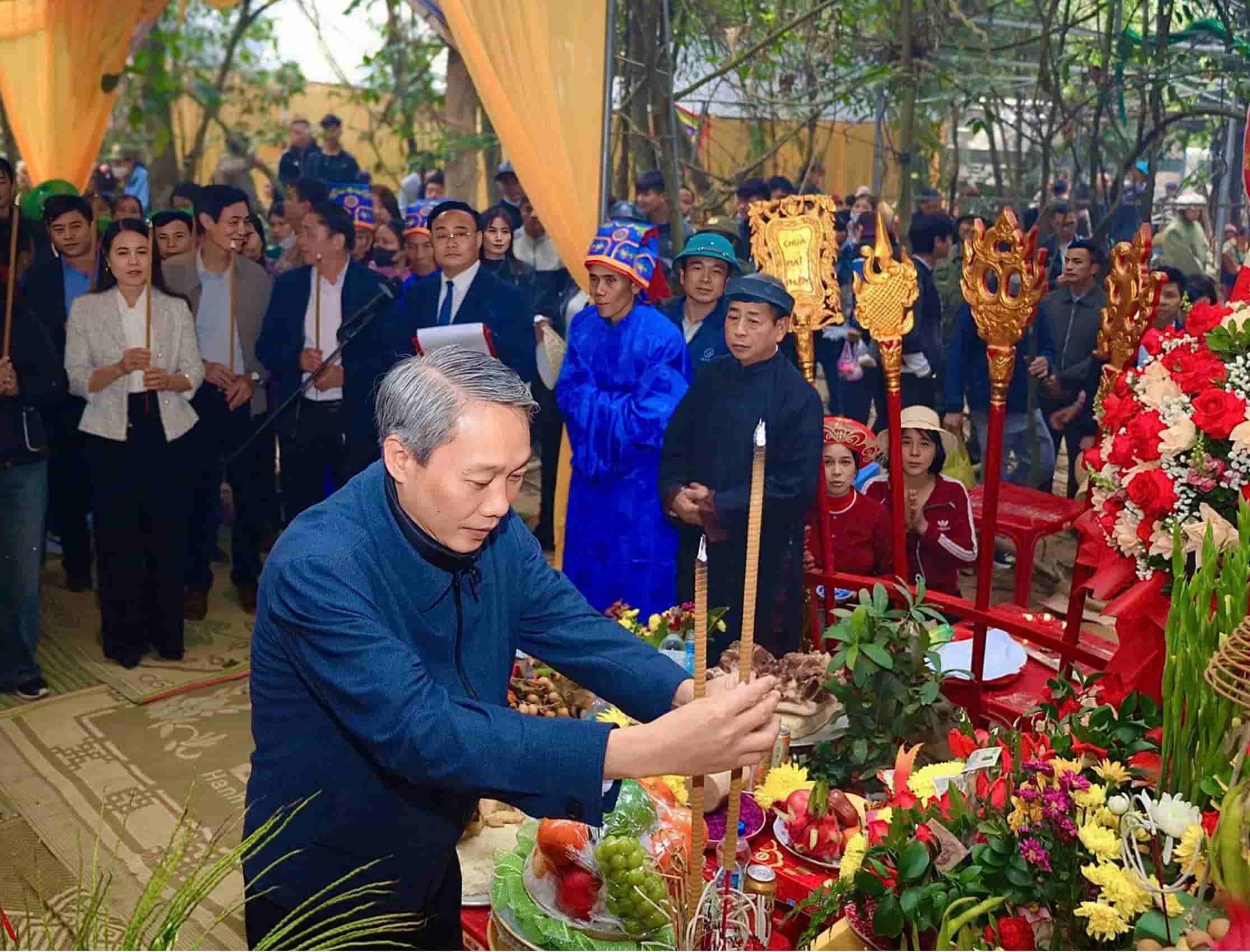 Thay ky la, nguoi dan da lap den tho Chua Son Lam va Duc Cao Son Thanh Hoang. Den duoc lap tren mot hoc da, phia duoi la hang sau, den nay van con hien huu. Anh: Nguyen Truong