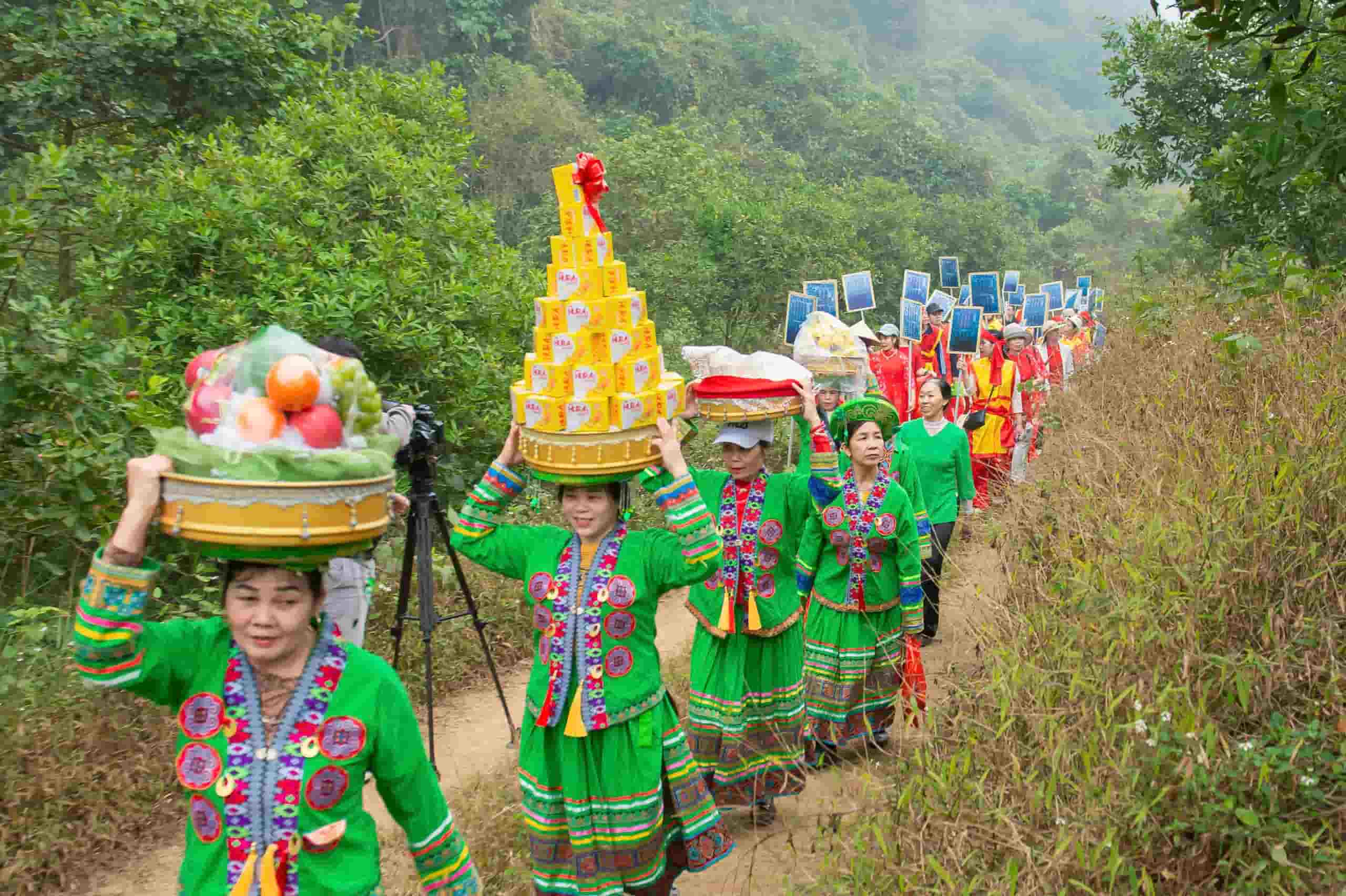 Neu cat dun ra co hinh dong lua, thi nam do mua thuan gio hoa, san xuat nong nghiep duoc mua, nhan dan am no. Neu cat co hinh con de, du bao hien tuong co mua to, lu lut. Den thang 3 nam sau lai hut het cat vao trong hang dong nen moi goi la “Thang 8 xay ra, thang 3 xay vao” (hay “Thang 8 dun ra, thang 3 dun vao”