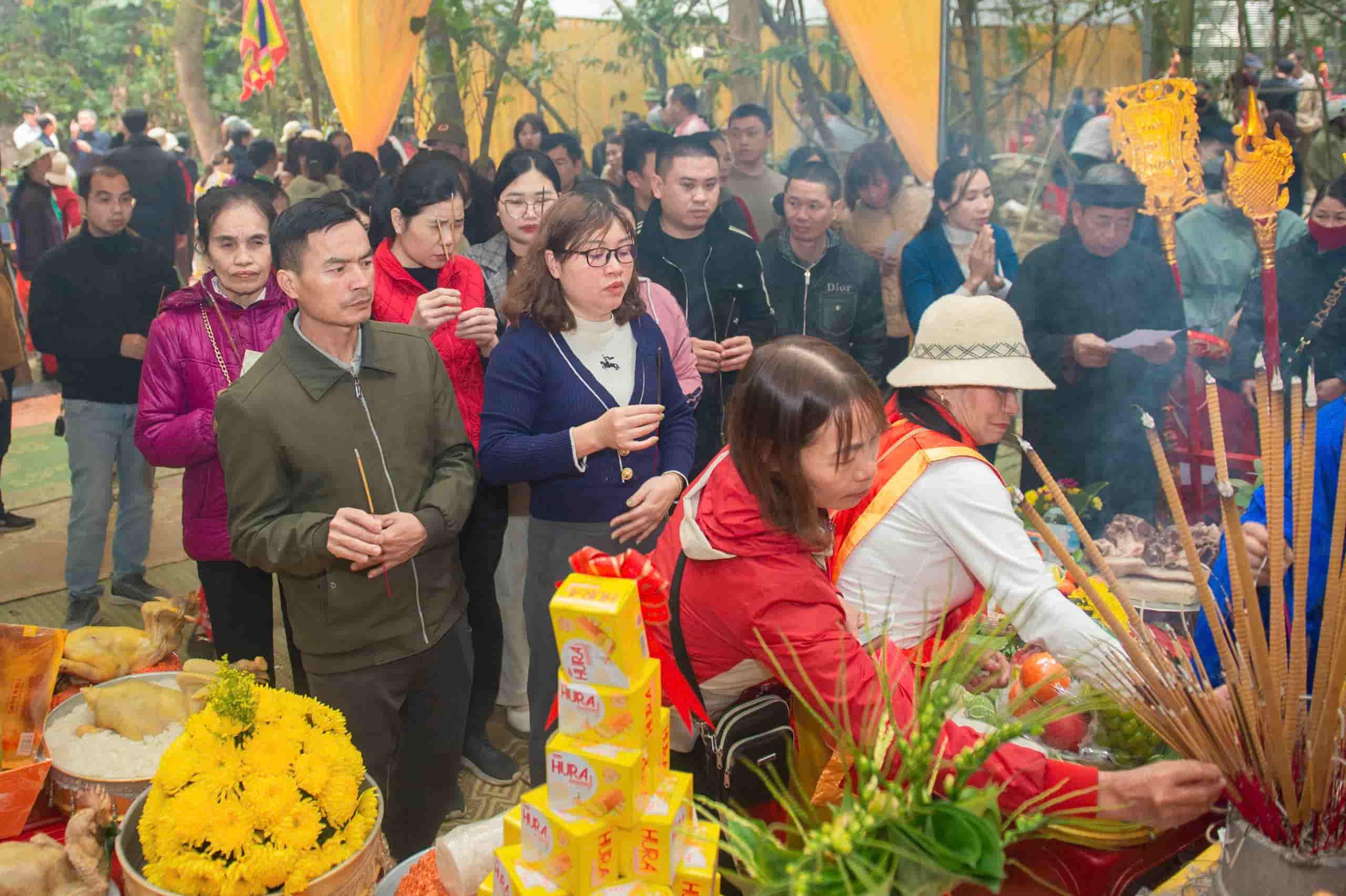 Theo ba Vu Thi Duoc - Pho chu tich UBND huyen Gia Vien, Hang nam, cu vao ngay 15 thang 1 am lich se dien ra Le hoi den Cat Dun, day cung la dip de nguoi dan va du khach tham gia chiem bai, dang le cau cho mua thuan, gio hoa, mua mang tuoi tot, cuoc song am no, binh an… Anh: Nguyen Truong