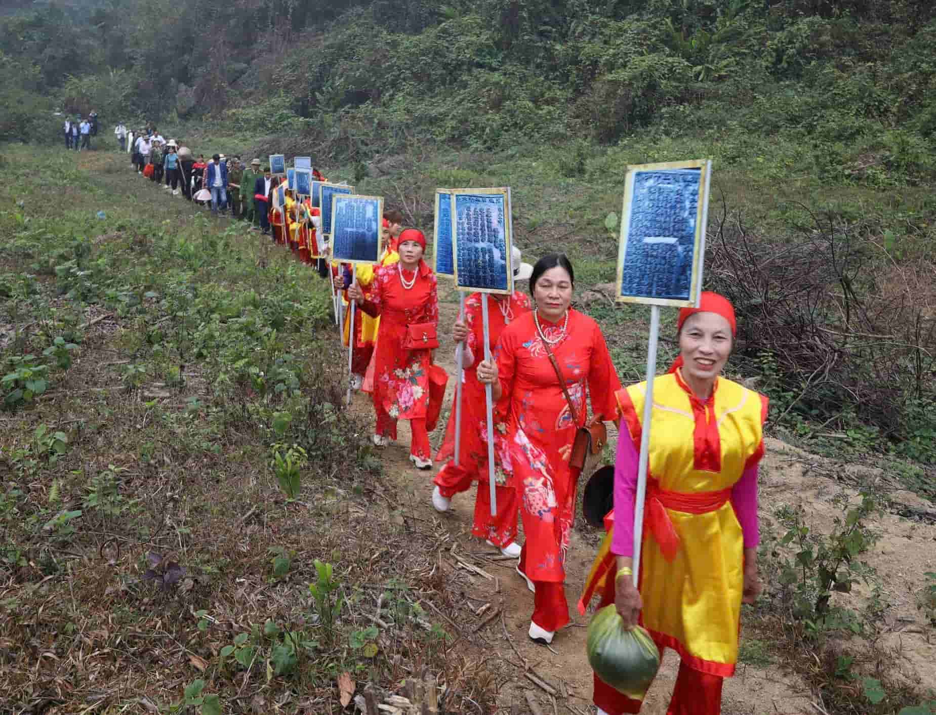 Cung theo ba Duoc, hien tuong cat dun ra, dun vao trong hang xuat hien tu lau nhung den nay van la mot bi an. Dia phuong mong muon co duoc su nghien cuu cua cac nha khoa hoc va chuyen gia de tim ra loi giai. Anh: Nguyen Truong