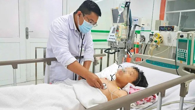 Doctor treating a child who drowned. Photo: BVCC